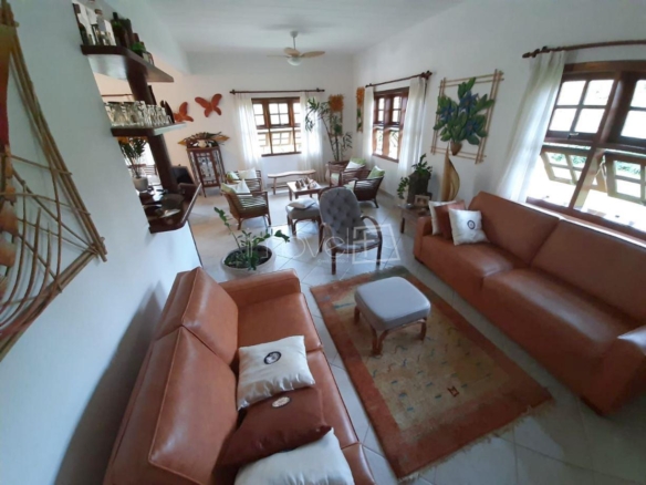 Casa para Venda com 5 quartos, em DELFIM VERDE com 330m²