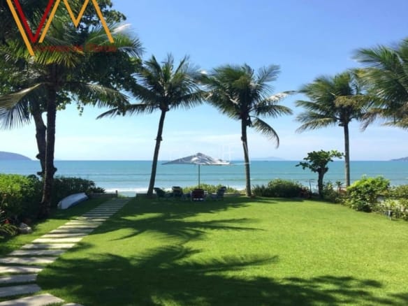 Casa Pé na Areia em Ubatuba para Aluguel de Temporada no Condomínio Salga Lagoinha com 5 quartos e 380m²