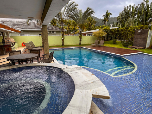 Costa Verde Tabatinga • Casa com 4 suítes e área gourmet completa