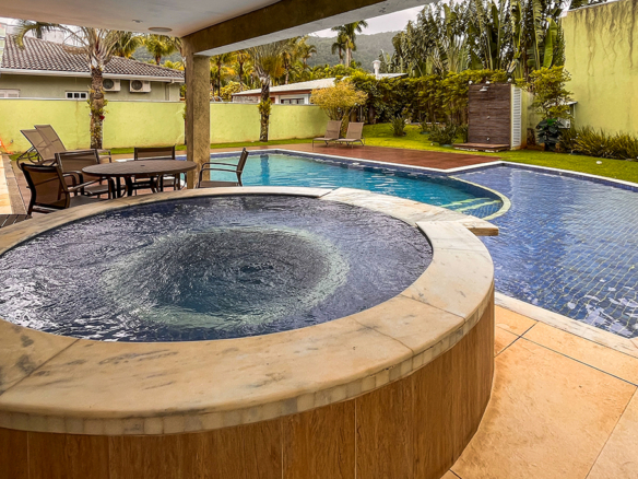 Costa Verde Tabatinga • Casa com 4 suítes e área gourmet completa