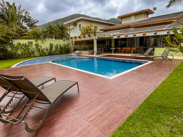 Costa Verde Tabatinga • Casa com 4 suítes e área gourmet completa
