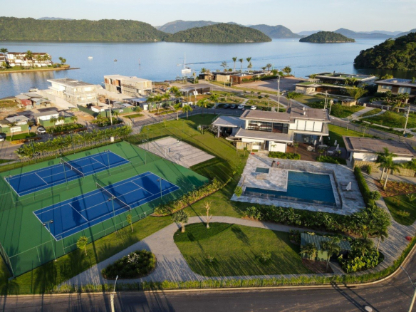 Casa de Condomínio para Venda com 8 quartos, em Bracuí (Cunhambebe) com 3000m²