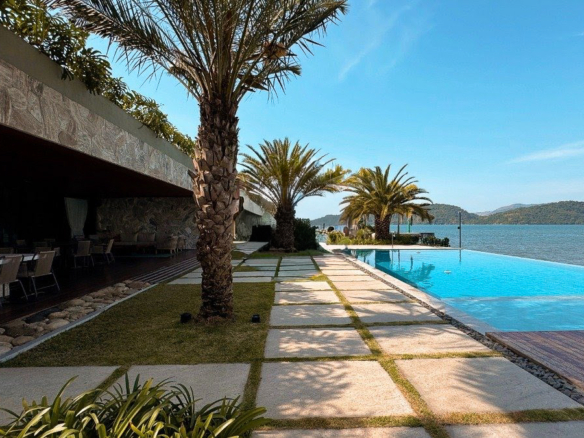 Casa de Condomínio para Venda com 8 quartos, em Bracuí (Cunhambebe) com 3000m²