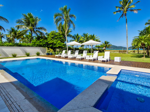 Casa para venda pé na areia, Condomínio Cocanha, contendo 09 suítes, com 803m²