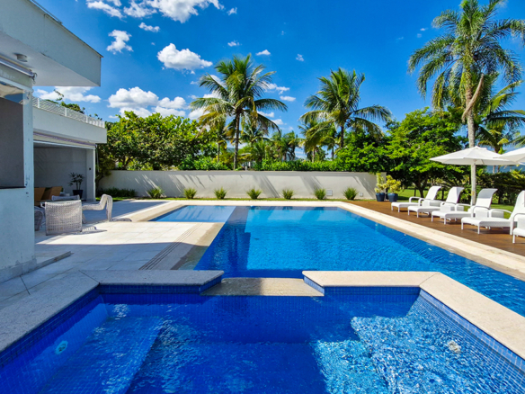 Casa para venda pé na areia, Condomínio Cocanha, contendo 09 suítes, com 803m²