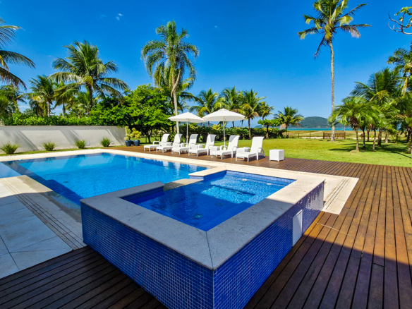 Casa para venda pé na areia, Condomínio Cocanha, contendo 09 suítes, com 803m²