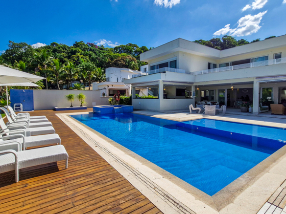 Casa para venda pé na areia, Condomínio Cocanha, contendo 09 suítes, com 803m²