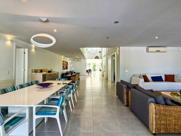 Casa para venda pé na areia, Condomínio Cocanha, contendo 09 suítes, com 803m²