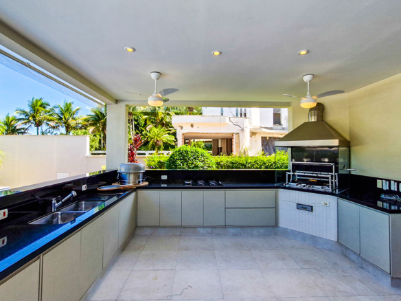Casa para venda pé na areia, Condomínio Cocanha, contendo 09 suítes, com 803m²