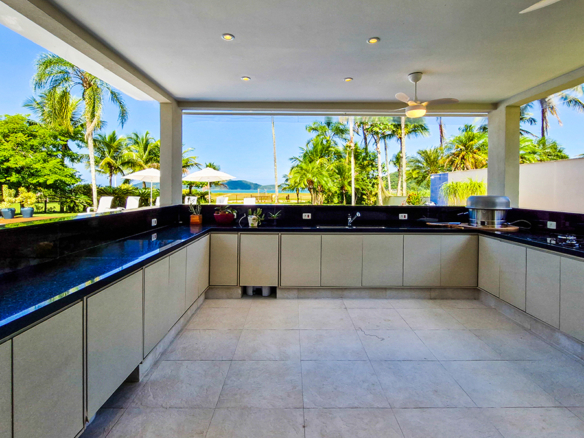 Casa para venda pé na areia, Condomínio Cocanha, contendo 09 suítes, com 803m²