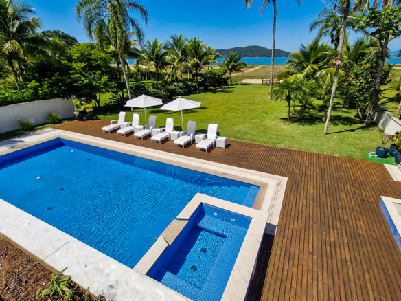Casa para venda pé na areia, Condomínio Cocanha, contendo 09 suítes, com 803m²