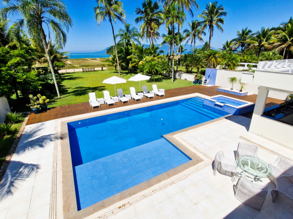 Casa para venda pé na areia, Condomínio Cocanha, contendo 09 suítes, com 803m²
