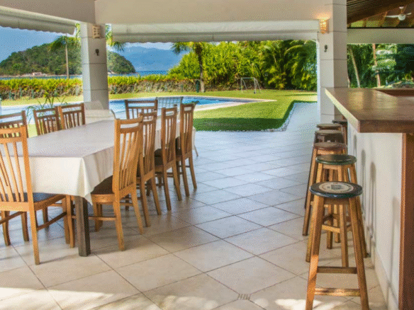 Casa de Condomínio para Aluguel com 7 quartos, em COCANHA com 950m²