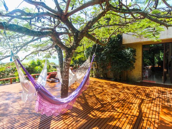 Casa na Praia da Armação em Condomínio para Venda com 5 quartos, em Ilhabela com 850m²