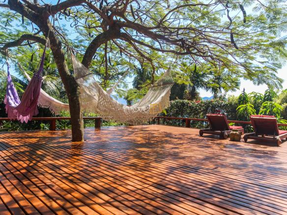 Casa na Praia da Armação em Condomínio para Venda com 5 quartos, em Ilhabela com 850m²