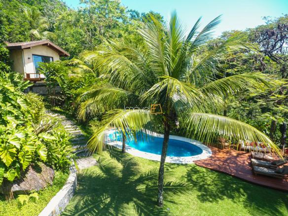 Casa na Praia da Armação em Condomínio para Venda com 5 quartos, em Ilhabela com 850m²