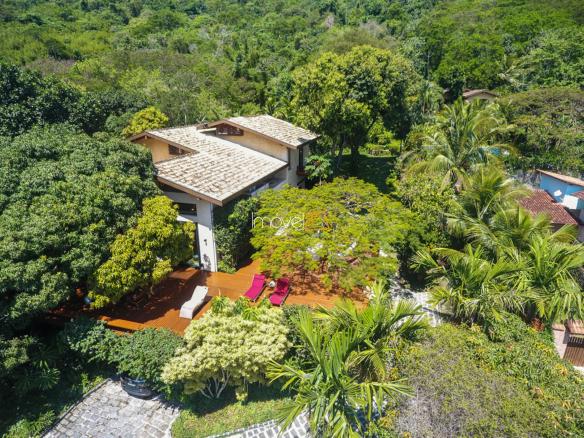 Casa na Praia da Armação em Condomínio para Venda com 5 quartos, em Ilhabela com 850m²