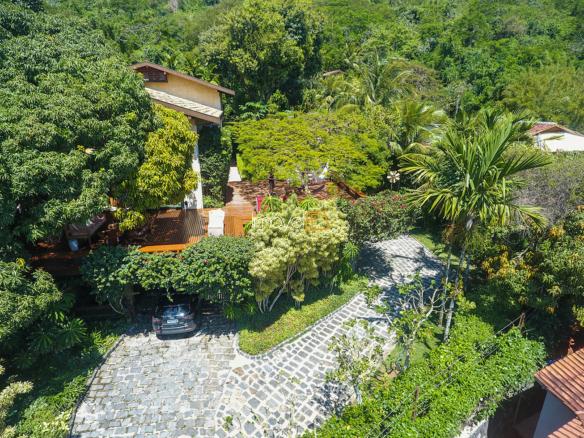Casa na Praia da Armação em Condomínio para Venda com 5 quartos, em Ilhabela com 850m²