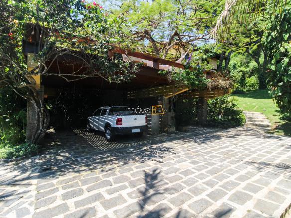 Casa na Praia da Armação em Condomínio para Venda com 5 quartos, em Ilhabela com 850m²