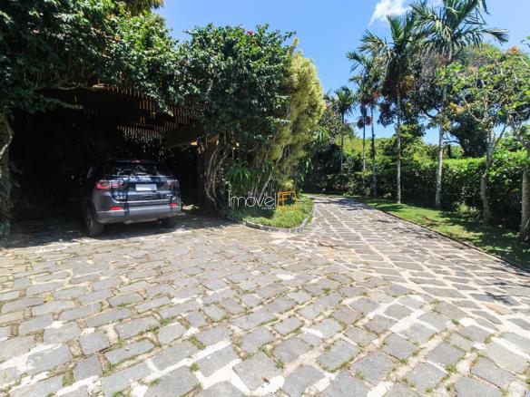 Casa na Praia da Armação em Condomínio para Venda com 5 quartos, em Ilhabela com 850m²