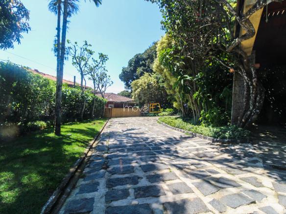 Casa na Praia da Armação em Condomínio para Venda com 5 quartos, em Ilhabela com 850m²