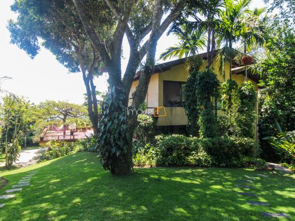 Casa na Praia da Armação em Condomínio para Venda com 5 quartos, em Ilhabela com 850m²
