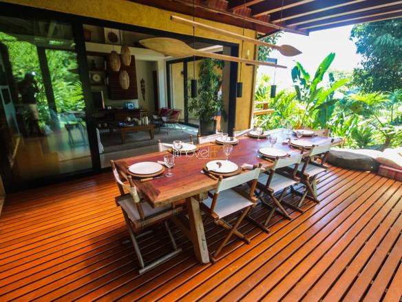 Casa na Praia da Armação em Condomínio para Venda com 5 quartos, em Ilhabela com 850m²