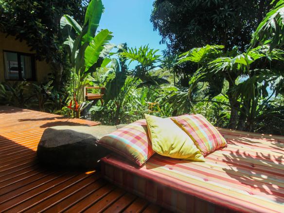 Casa na Praia da Armação em Condomínio para Venda com 5 quartos, em Ilhabela com 850m²