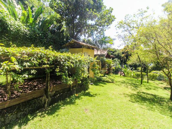 Casa na Praia da Armação em Condomínio para Venda com 5 quartos, em Ilhabela com 850m²