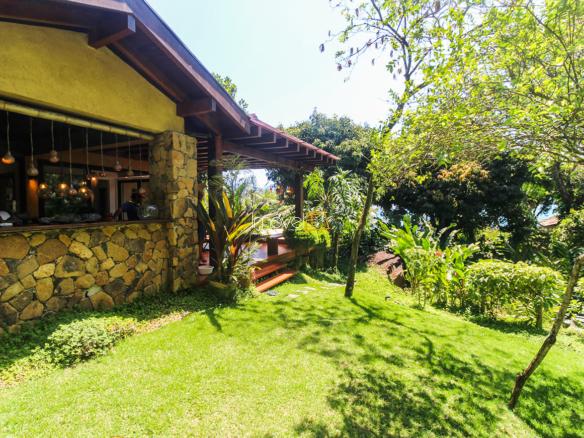 Casa na Praia da Armação em Condomínio para Venda com 5 quartos, em Ilhabela com 850m²