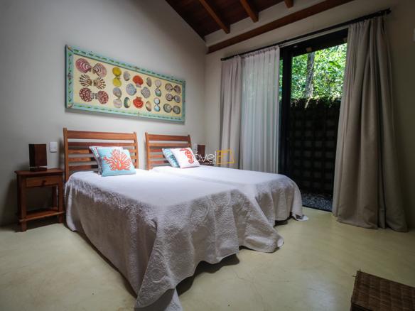 Casa na Praia da Armação em Condomínio para Venda com 5 quartos, em Ilhabela com 850m²