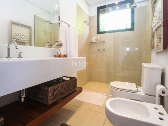 Casa na Praia da Armação em Condomínio para Venda com 5 quartos, em Ilhabela com 850m²