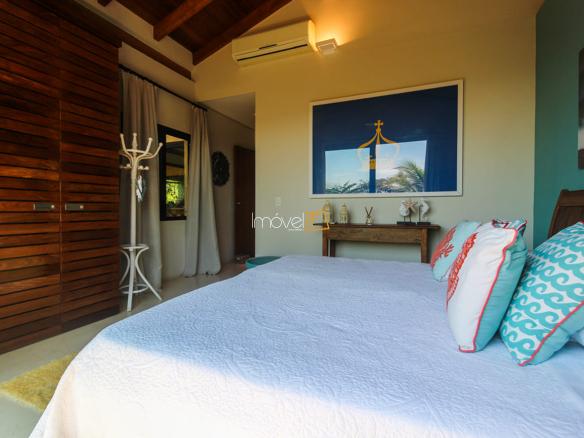 Casa na Praia da Armação em Condomínio para Venda com 5 quartos, em Ilhabela com 850m²