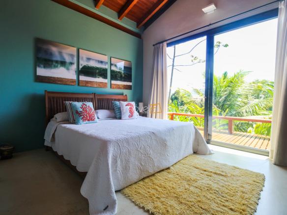 Casa na Praia da Armação em Condomínio para Venda com 5 quartos, em Ilhabela com 850m²