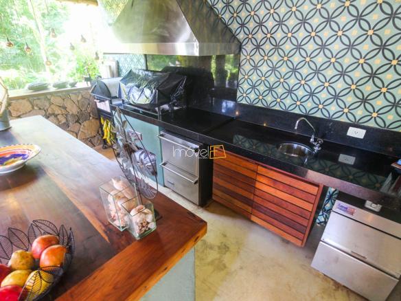 Casa na Praia da Armação em Condomínio para Venda com 5 quartos, em Ilhabela com 850m²