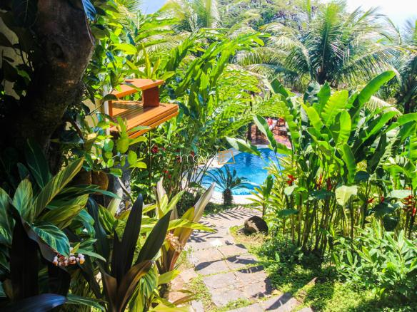 Casa na Praia da Armação em Condomínio para Venda com 5 quartos, em Ilhabela com 850m²