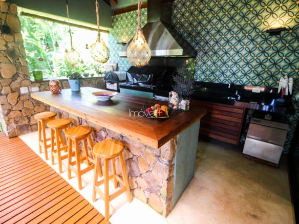 Casa na Praia da Armação em Condomínio para Venda com 5 quartos, em Ilhabela com 850m²