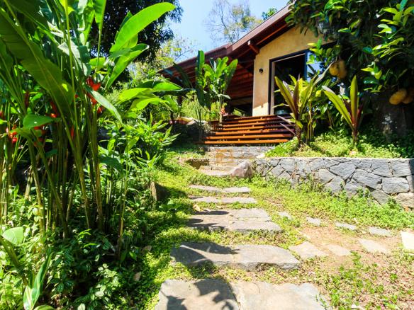 Casa na Praia da Armação em Condomínio para Venda com 5 quartos, em Ilhabela com 850m²