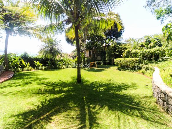 Casa na Praia da Armação em Condomínio para Venda com 5 quartos, em Ilhabela com 850m²