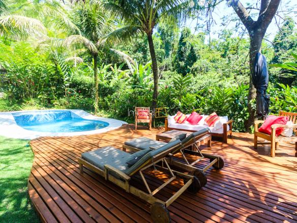 Casa na Praia da Armação em Condomínio para Venda com 5 quartos, em Ilhabela com 850m²