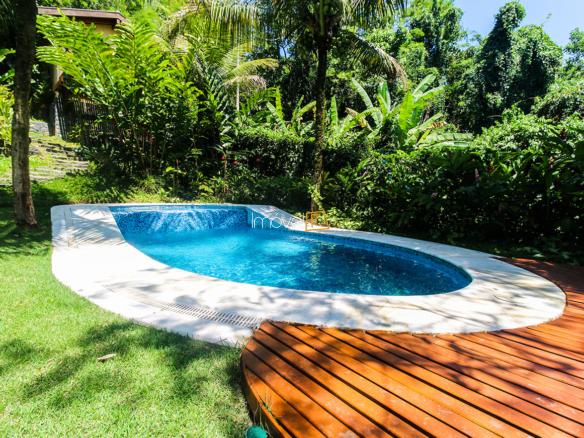 Casa na Praia da Armação em Condomínio para Venda com 5 quartos, em Ilhabela com 850m²