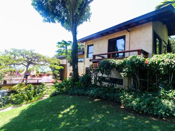 Casa na Praia da Armação em Condomínio para Venda com 5 quartos, em Ilhabela com 850m²