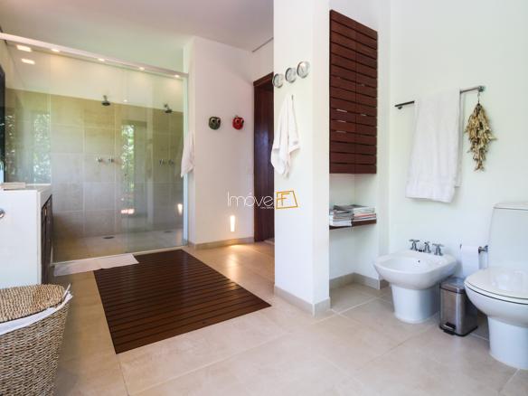 Casa na Praia da Armação em Condomínio para Venda com 5 quartos, em Ilhabela com 850m²