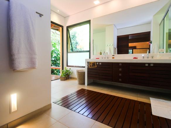Casa na Praia da Armação em Condomínio para Venda com 5 quartos, em Ilhabela com 850m²