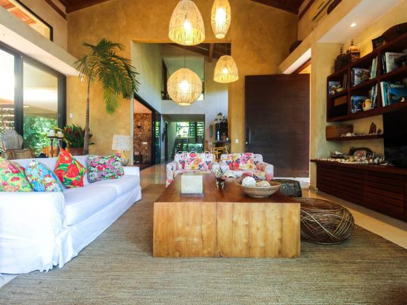Casa na Praia da Armação em Condomínio para Venda com 5 quartos, em Ilhabela com 850m²