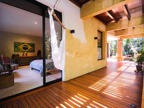 Casa na Praia da Armação em Condomínio para Venda com 5 quartos, em Ilhabela com 850m²