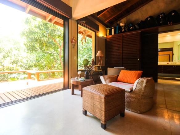 Casa na Praia da Armação em Condomínio para Venda com 5 quartos, em Ilhabela com 850m²