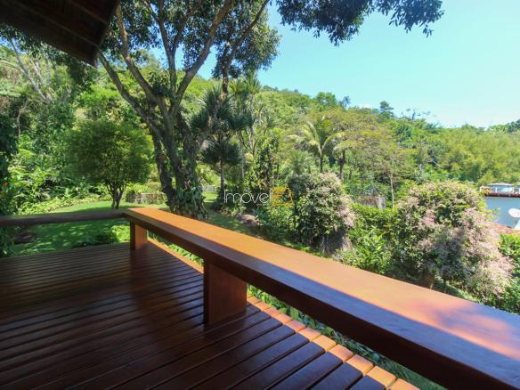 Casa na Praia da Armação em Condomínio para Venda com 5 quartos, em Ilhabela com 850m²
