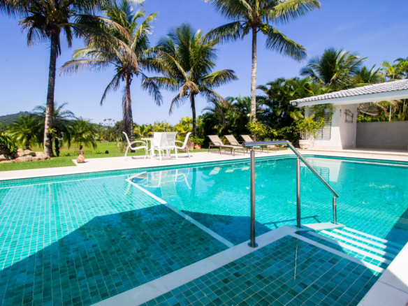 Casa no Condomínio Costa Verde Tabatinga com 05 suítes, na Praia de Tabatinga com 400m²
