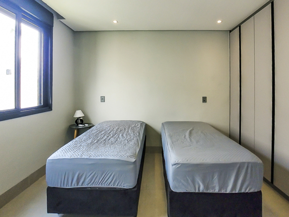 Casa à Venda Em Ubatuba no Condomínio Salga Lagoinha com 5 quartos e 365m²